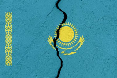 Kazakistan Cumhuriyeti bayrağı, bir grunge çatlağı duvarına saplandı. Jeopolitik ve doğal afet kavramı