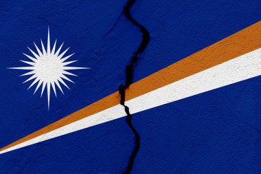 Marshall Adaları Cumhuriyeti bayrağı bir grunge çatlağı duvarına saplandı. Jeopolitik ve doğal afet kavramı