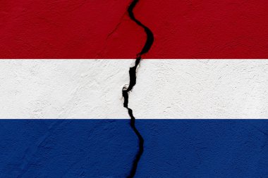 Hollanda bayrağı bir grunge çatlağı duvarına saplandı. Jeopolitik ve doğal afet kavramı