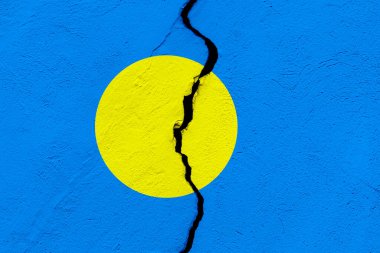 Palau Cumhuriyeti bayrağı, bir grunge çatlağı duvarına saplandı. Jeopolitik ve doğal afet kavramı