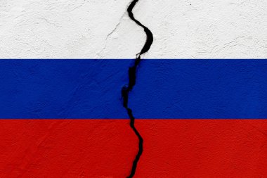 Rusya Federasyonu bayrağı bir grunge çatlağı duvarına saplandı. Jeopolitik ve doğal afet kavramı