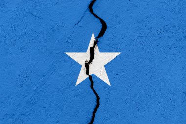 Somali Federal Cumhuriyeti bayrağı bir grunge çatlağı duvarına saplandı. Jeopolitik ve doğal afet kavramı
