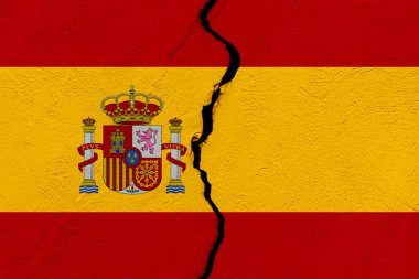 İspanya Krallığı 'nın bayrağı çatlak bir duvara saplandı. Jeopolitik ve doğal afet kavramı