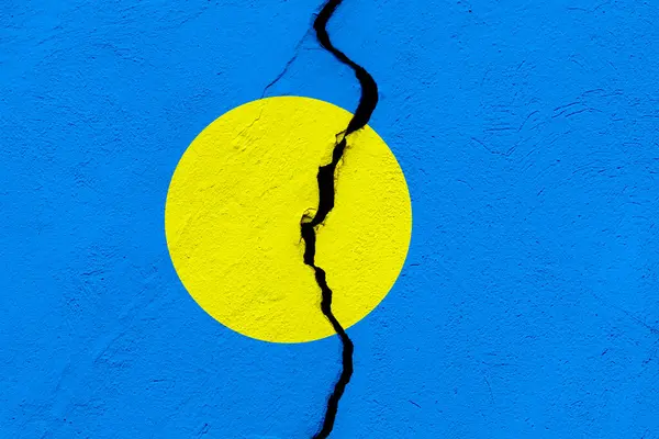 Palau Cumhuriyeti bayrağı, bir grunge çatlağı duvarına saplandı. Jeopolitik ve doğal afet kavramı