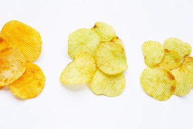 Beyaz arkaplanda patates cipsi.