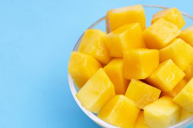 Tropik meyve, mango küpü kasede dilimler.