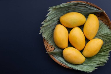 Tropik meyve, koyu arkaplanda mango..
