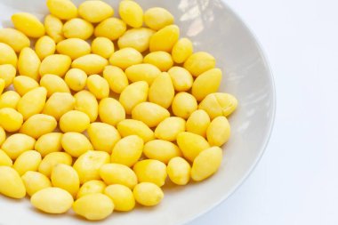 Beyaz arka planda haşlanmış ginkgo fındığı.