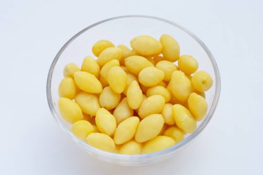 Beyaz arka planda haşlanmış ginkgo fındığı.