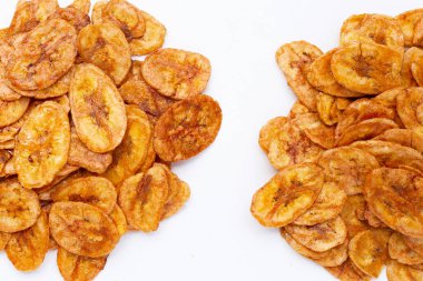 Beyaz arkaplanda muz cipsi
