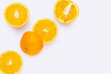 Beyaz arka planda yeşil yapraklı portakal meyvesi.