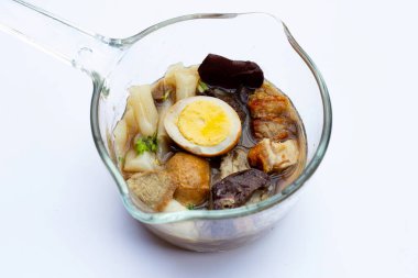 Çin usulü haşlanmış makarna ve domuz çorbası.