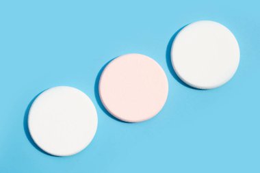 Mavi arkaplanda yüz temizliği için sünger  