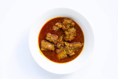 Baharatlı kızarmış domuz pirzolası ve beyaz arka planda Tayland güneyin acı biber ezmesi..