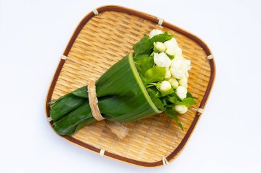 Beyaz arka planda yasemin çiçeği.