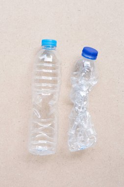 Kahverengi arka planda plastik şişeler.