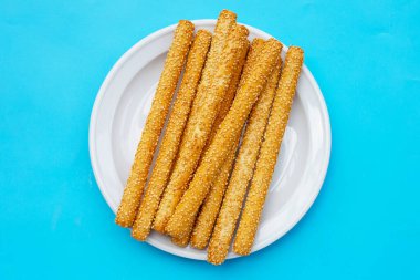 Mavi arkaplanda ekmek çubukları