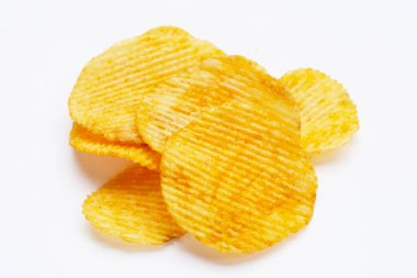 Beyaz arkaplanda patates cipsi.