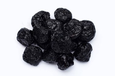 Beyaz arkaplanda kuru erik