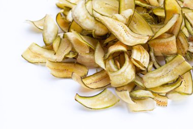 Kabuklu yeşil muz cipsi.