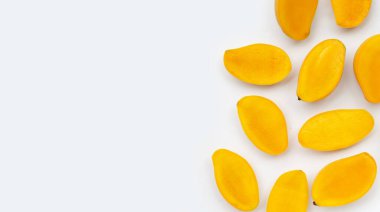 Tropik meyve, beyaz arka planda mango..