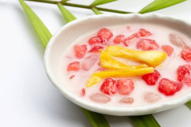 Tatlı hindistan cevizi sütünde kırmızı yakut