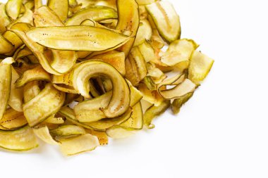 Kabuklu yeşil muz cipsi.