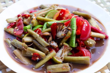 Lotus saplı baharatlı salata. Tayland yemeği tarifleri.