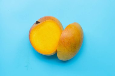 Tropik meyve, mavi arka planda mango. Üst görünüm