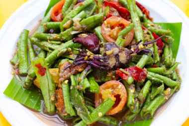 Baharatlı uzun fasulye salatası. Tayland yemeği.