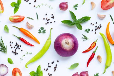 Beyaz arka planda çeşitli taze sebzeler ve otlar. Sağlıklı yeme kavramı