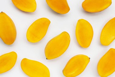 Tropik meyve, beyaz arka planda mango..