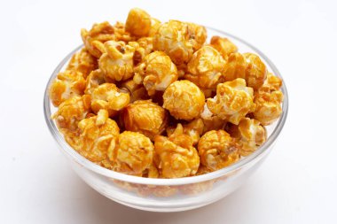 Beyaz arkaplanda bal karameli patlamış mısır.