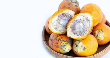 Beyaz arkaplanda Betel fındığı.