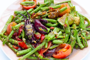 Baharatlı uzun fasulye salatası. Tayland yemeği.