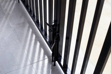 Black metal kapı evi. Demir kapı.