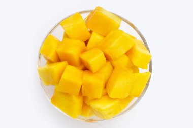 Tropik meyve, beyaz arka planda beyaz kâse içinde mango küp dilimleri. Boşluğu kopyala