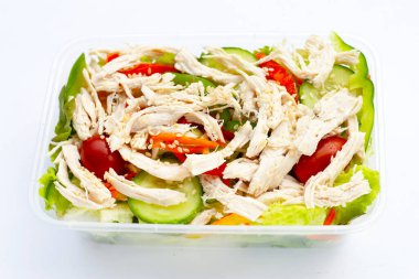 Plastik kutuda doğranmış tavuk ve sebzeli salata.