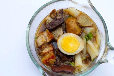 Çin usulü haşlanmış makarna ve domuz çorbası.