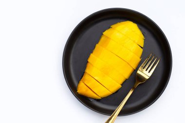 Beyaz arkaplanda sarı mango dilimleri.