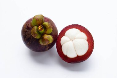 Beyaz arka planda Mangosteen. Üst görünüm