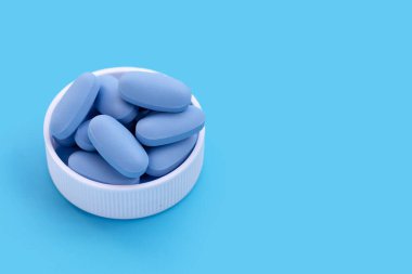 Plastik şişe kapağındaki HIV 'li mavi hapları önlemek için PrEP (Ön Maruziyet Önleyici) mavi haplar