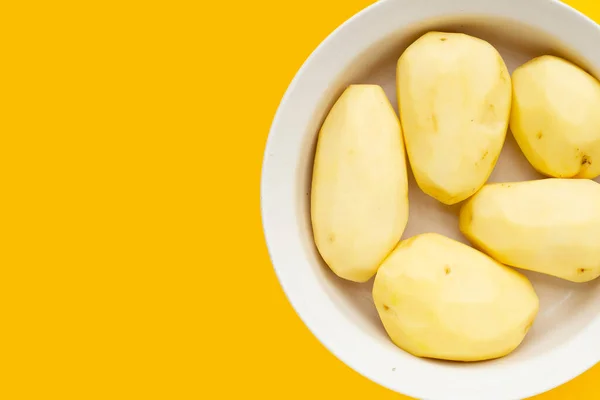 Rohe Geschälte Kartoffeln Schüssel Auf Gelbem Hintergrund — Stockfoto