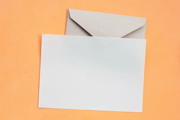 Papel Castanho Envelopes Sobre Fundo Laranja — Fotografia de Stock