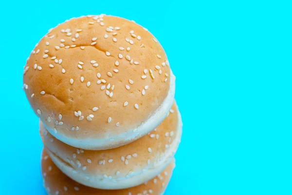 Гамбургеры Кунжутом Синем Фоне — стоковое фото