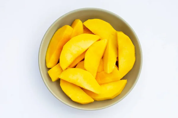 Beyaz Arkaplanda Sarı Mango Dilimleri — Stok fotoğraf