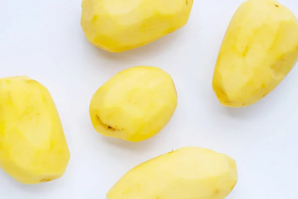 Rohe Geschälte Kartoffeln Auf Weißem Hintergrund — Stockfoto