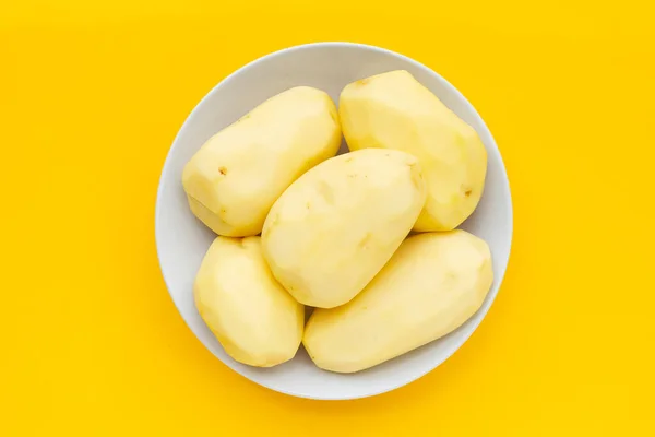 Rohe Geschälte Kartoffeln Teller Auf Gelbem Hintergrund — Stockfoto