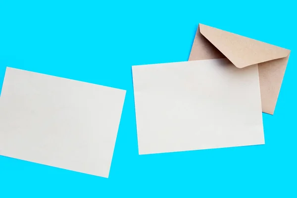 Papel Castanho Envelopes Sobre Fundo Azul — Fotografia de Stock