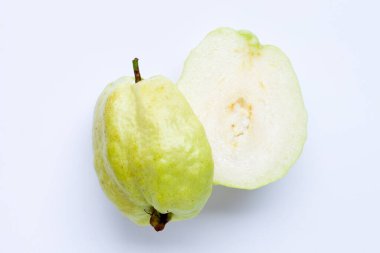 Beyaz arkaplanda taze guava.